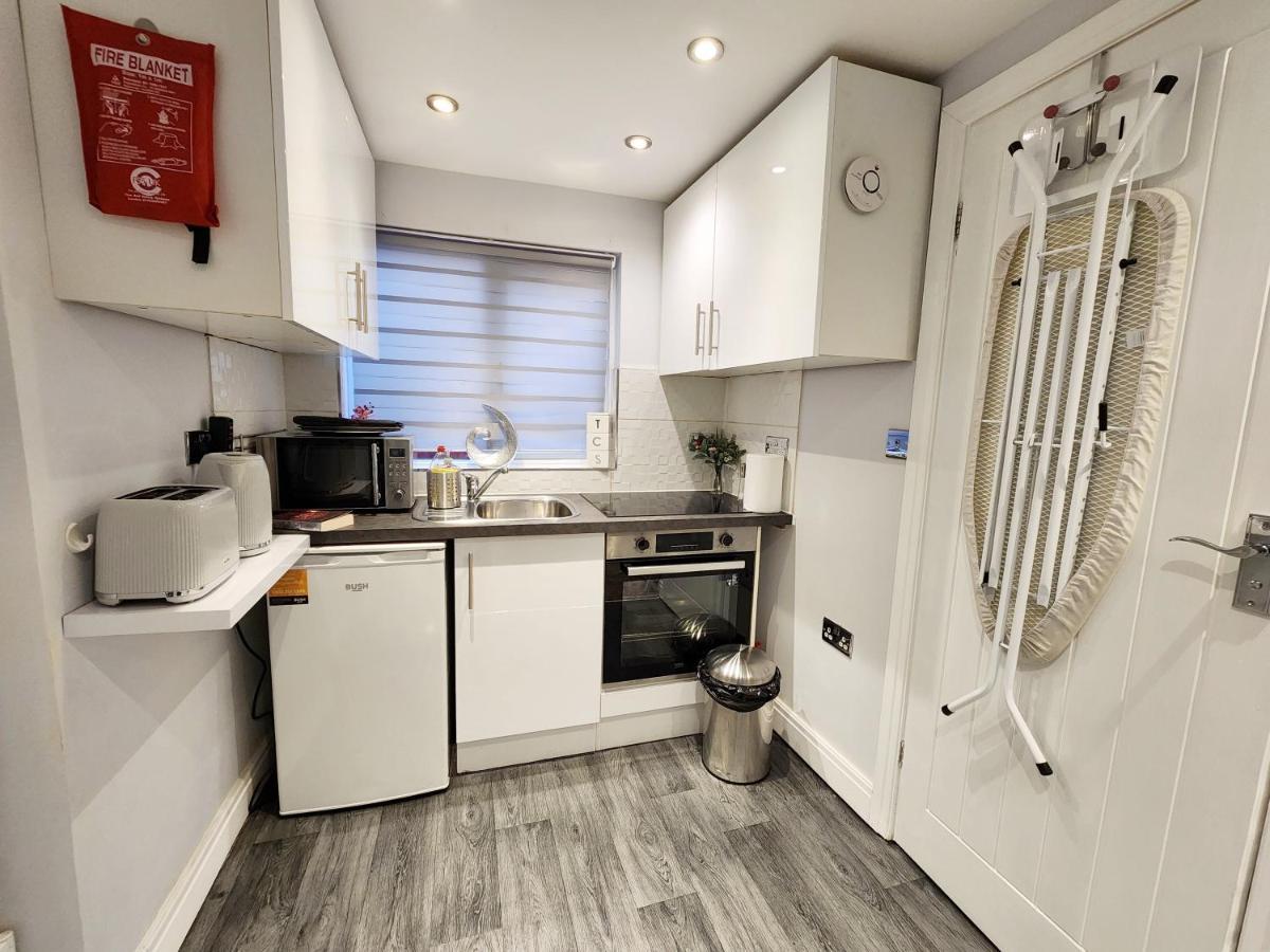 Studio Apartment The Den Colnbrook Eksteriør bilde